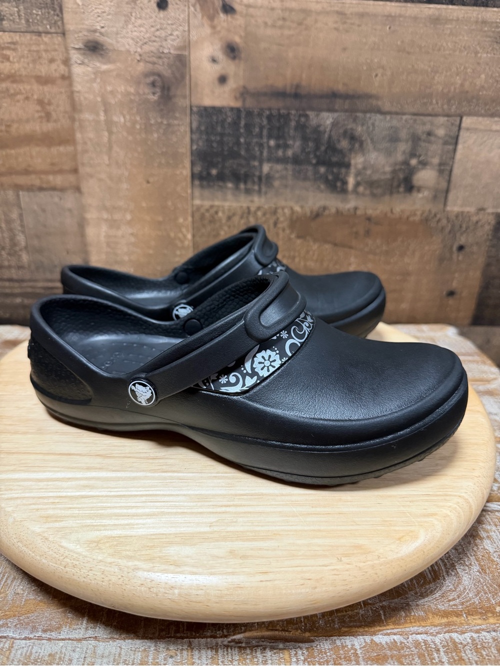 Crocs Work Clogs Womens 6 Mens 4 Black Floral Crocs Lock Slip Resistant